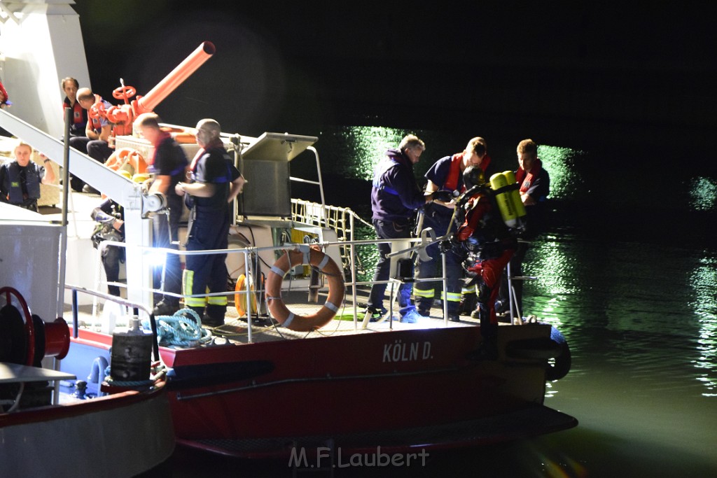 Havarie Wassereinbruch Motorraum beim Schiff Koeln Niehl Niehler Hafen P394.JPG - Miklos Laubert
